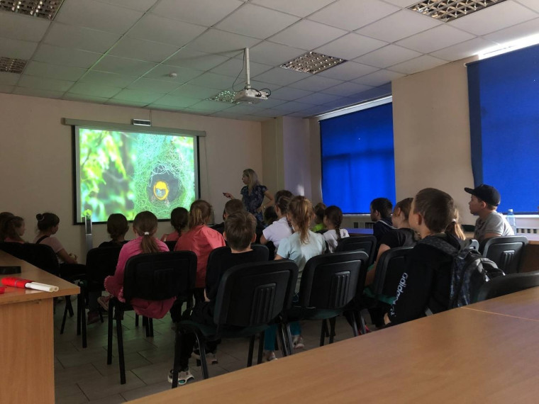 19.06 отряды "Радужная дружба" и " Улыбка" были гостями в библиотеке..